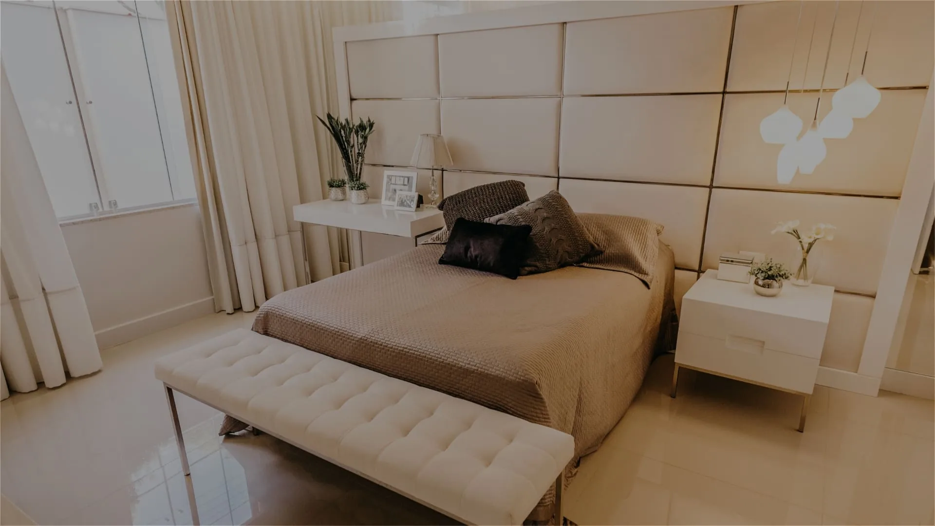 Dormitorio compacto con muebles de madera